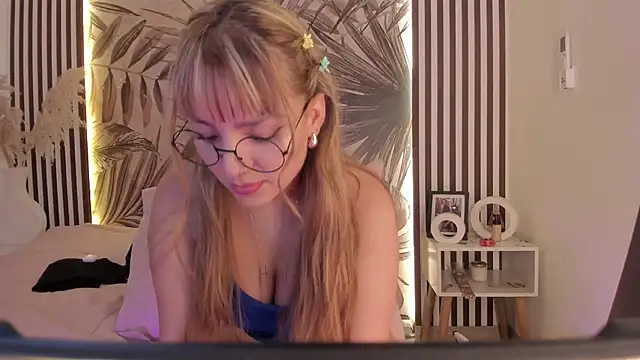 Samaantha-White webcam