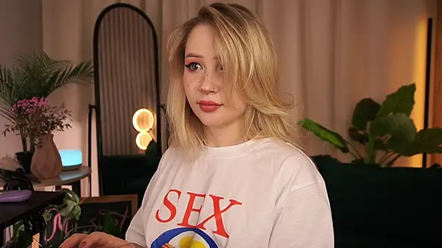 LauraWifeness webcam