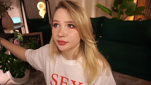 LauraWifeness webcam