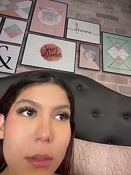 CherrySmirkXXX webcam