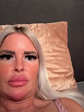 Juliaboobqueen webcam