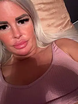 Juliaboobqueen webcam