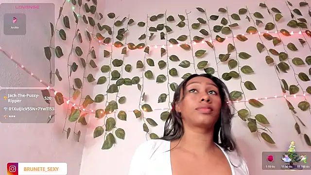 sexy_brunette_12 webcam