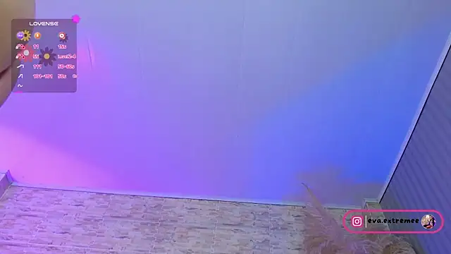 eva_cuper (F young) - 5  fingers   on   my  pussy