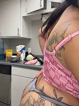 latina_curvy22 webcam