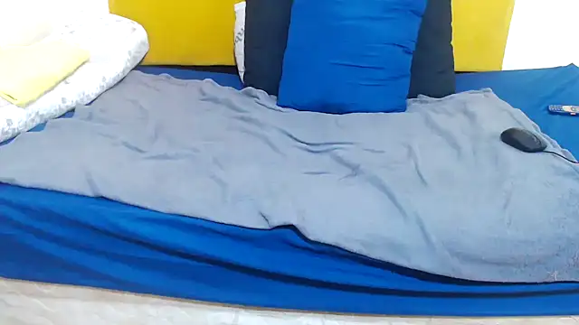 CurvyDollxx25 webcam