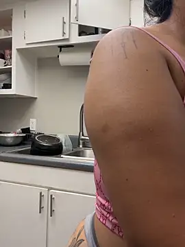 latina_curvy22 webcam