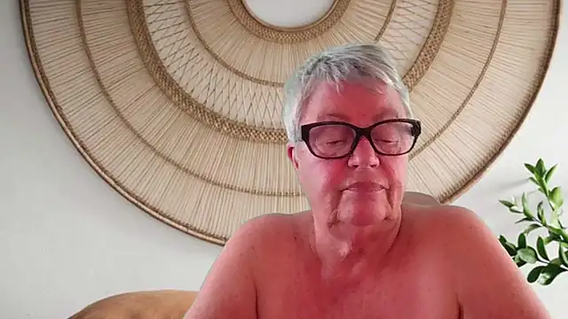 Mystery-Grandmother webcam