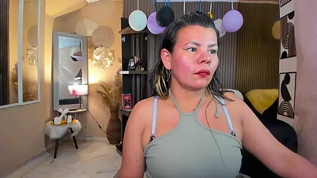 KiaraXMilf webcam
