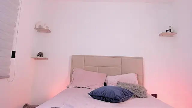 alexandra_ra (F young) - all naked and fingers pussy:444