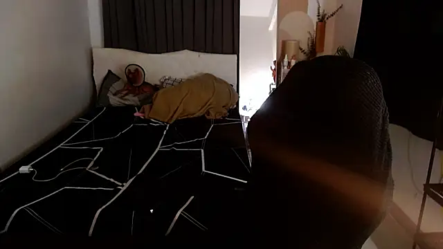 Ur_QueenCamilla webcam