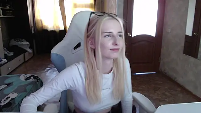 cutti_crystal (F young) - take off shorts