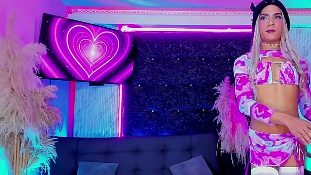 Queens_Wonders_Blonders webcam