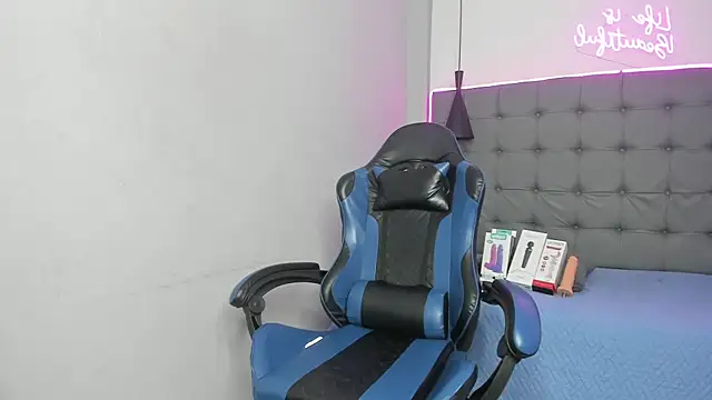 scarletcherry18 webcam