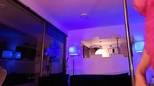 mandi4pole_ (F young) - NAKED