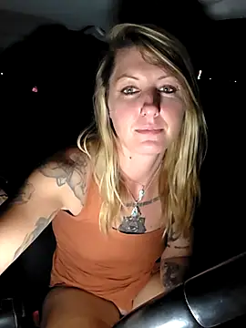 SheIsSomething webcam