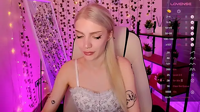 anyataylor_ (F young) - boobs massage