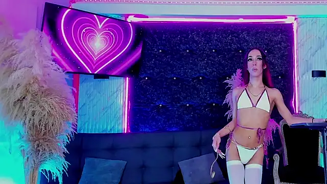 Queens_Wonders_Blonders's room