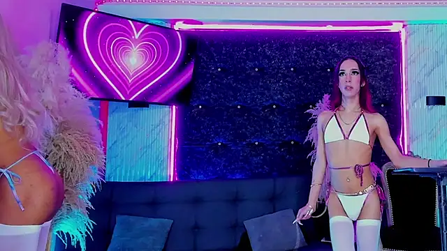 Queens_Wonders_Blonders webcam