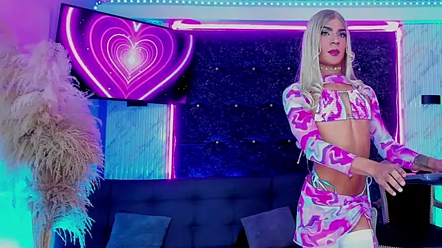 Queens_Wonders_Blonders webcam