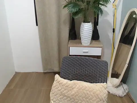 yoursexynaughtygirl webcam