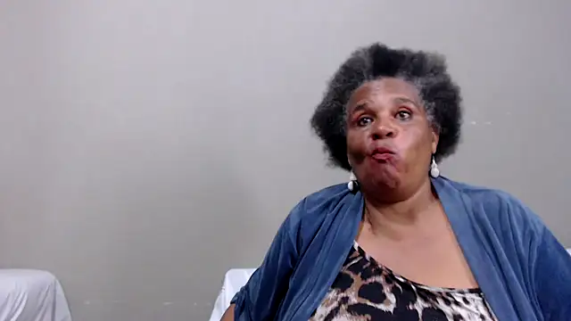 GrandBustyMelon webcam