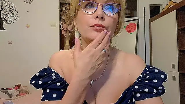 elacoquette (Ask my age) - Make me happy..cum time