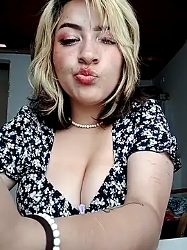 Webcam Model (HannaJonnes_)  is live.Free join now!