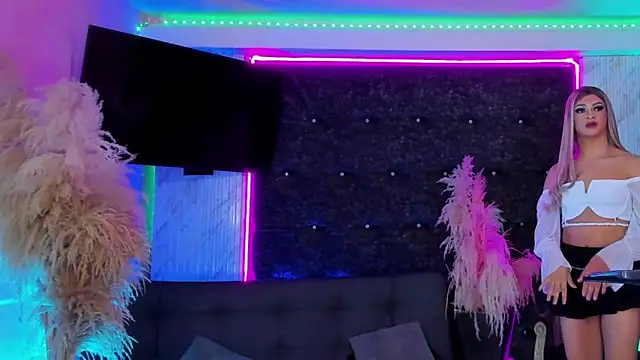 Queens_Wonders_Blonders webcam