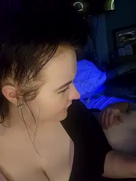 Hotredheadandtoungelasher webcam