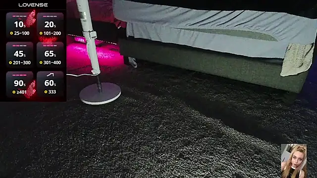 Blondiewithanass webcam