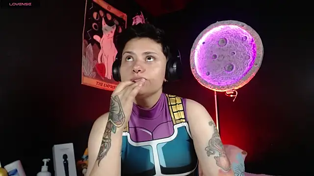 girl_intense444 webcam