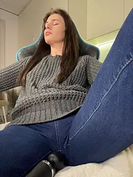 CurlyLara Live Webcam on Stripchat