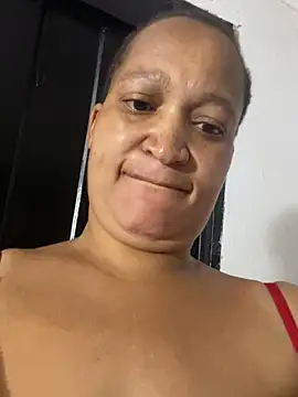 XHotJuicyBootyXX webcam