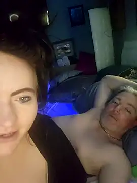 Hotredheadandtoungelasher webcam