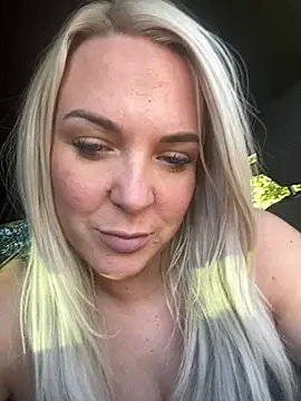 Bustyblondebabe32 webcam