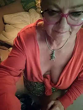 Webcam Model (Hot-Muci)  is live.Free join now!