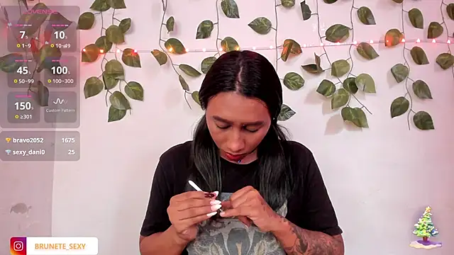 sexy_brunette_12 webcam