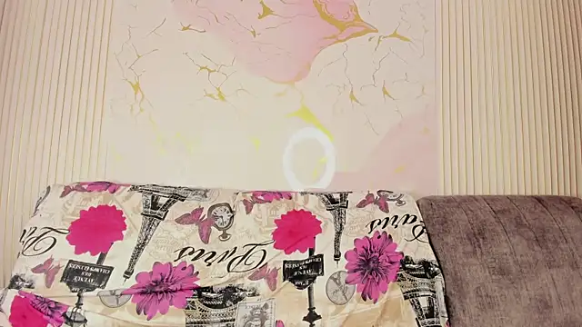 NhoanBrunette webcam