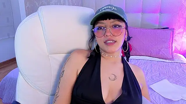 cute_hollywood webcam