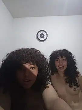 Chloe_and_Violeta webcam