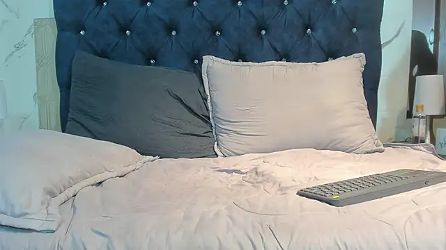 asher_lux (M twink) - feet oil show