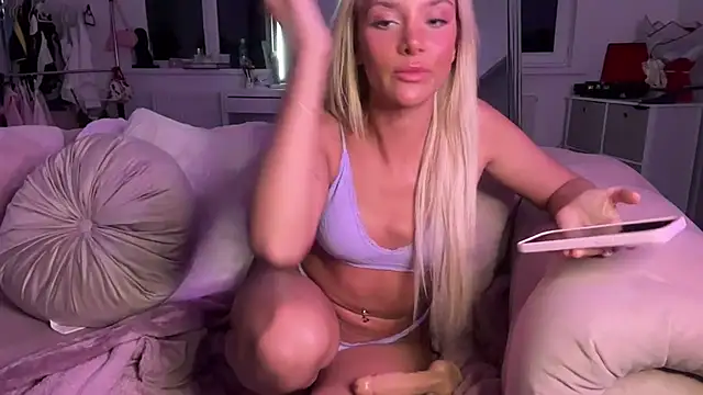 Naughtyblondex webcam