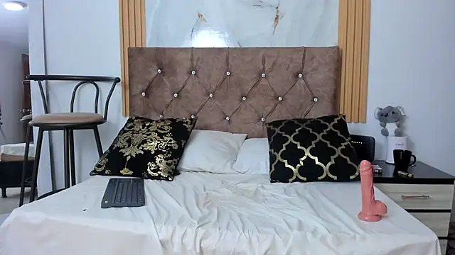 scarlet_fox75 webcam