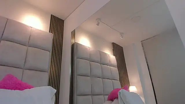 Charlottte_Queenn webcam