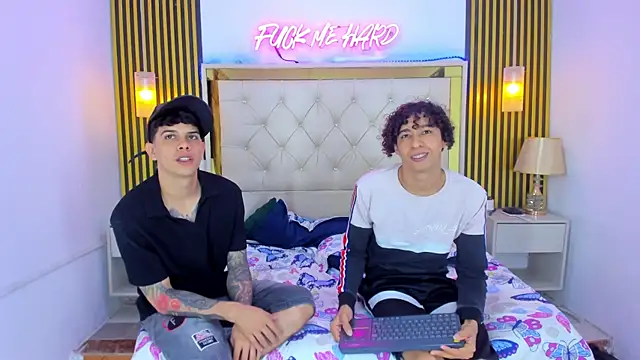 Adventurous_Boys webcam