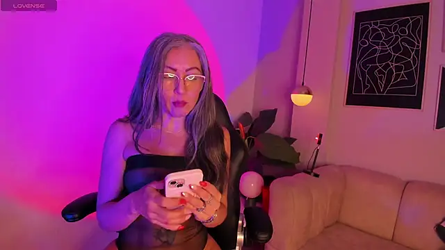 _Nicoletteshea_ webcam