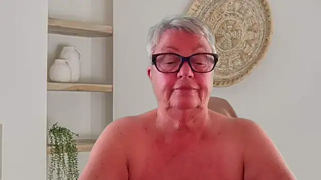 Mystery-Grandmother webcam