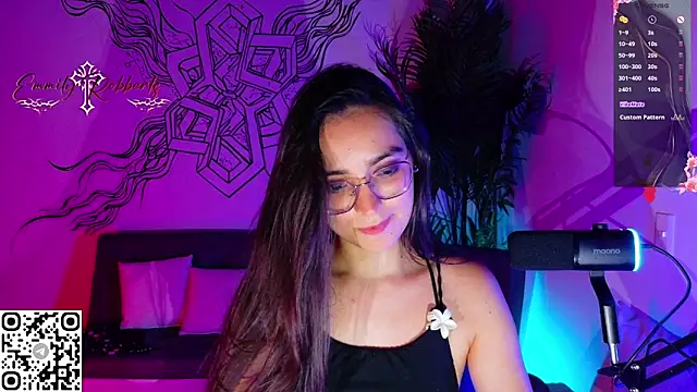 Emmi_Roberts webcam