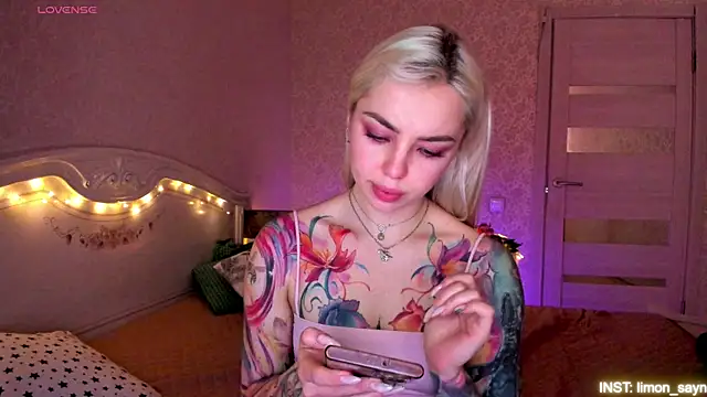 LillyMoure_ webcam